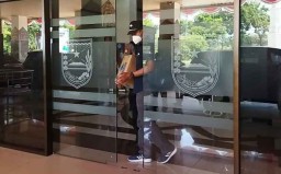 KPK Bawa Kardus dan 2 Koper Hasil Penggeledahan di Kantor Pemkab Probolinggo