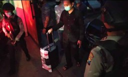 Geledah Rumah Bupati Puput dan Suaminya di Probolinggo, KPK Bawa Keluar 5 Koper