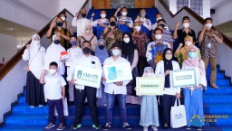 YMI ITS Beri Beasiswa untuk 32 Yatim Piatu di Surabaya