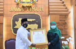 Khofifah Anugerahi Jer Basuki Mawa Beya Emas pada Pencipta Syair Salawat Badar