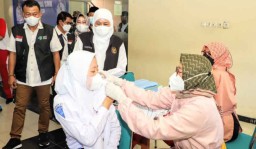 Khofifah Tinjau Pelaksanaan Vaksin Pelajar di Ponorogo