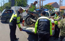 Seorang Pemotor asal Surabaya Tewas Terlindas Truk di Sidoarjo