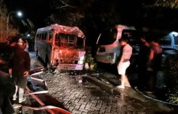 Mobil Elf Hangus Terbakar di Ponorogo, Diduga Dipicu Lampu Aksesoris