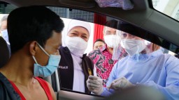Khofifah Apresiasi Vaksinasi Drive Thru UMSurabaya: Cepat, Tidak Berkerumun