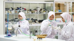 UMSurabaya Sediakan Program Beasiswa untuk Anak Bidan dan Perawat
