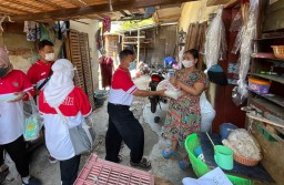 Pengusaha Kuliner Borong Tempe dan Bagikan ke Para Janda yang Terdampak Pandemi