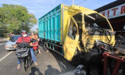 3 Kendaraan Tabrakan Beruntun di Ponorogo, Seorang Sopir Truk Terjepit