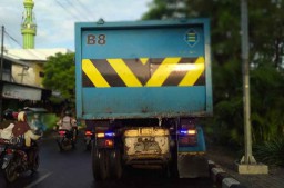 Oleng hingga Terjatuh, Pemotor Tewas Terlindas Truk Sampah di Surabaya