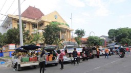 Stabilkan Harga, Peternak Ayam Petelur Gelar Bazar di Depan Gedung DPRD