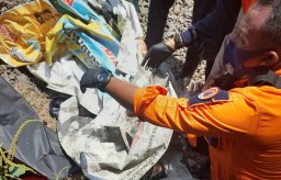 Seorang Guru SMP Sidoarjo Tewas Tertabrak KA di Hadapan Suaminya