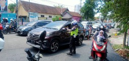 Jalur Wisata Puncak Prigen Macet 1 Km Akibat Aktivitas Pengaspalan