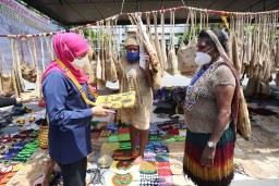 Pamer Produk Noken, Khofifah: Panggung Budaya Papua Luar Biasa