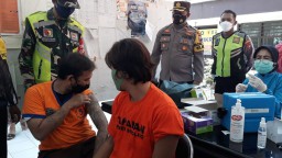 Belasan Tahanan Polsek Sukolilo Divaksin Covid-19