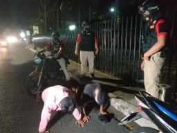 Tantang Polisi saat Hendak Diperiksa, 2 Remaja Menangis Dihukum Push Up