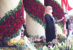 Pimpin Upacara HUT-76 Pemprov Jatim, Khofifah Kenakan Baju Adat Majapahit