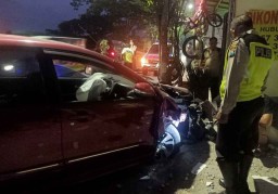 Pengemudi Ngantuk, Avanza Veloz Tabrak Tembok Rumah di Surabaya hingga Ambruk