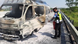 Truk Tangki Bermuatan BBM Terbakar di Tol Pandaan-Malang