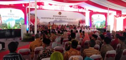 Presiden Jokowi Bagikan 213 Sertipikat Tanah Wakaf di Ponorogo