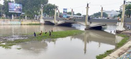 Aksi Teatrikal Sepakbola di Sedimentasi Sungai Kalimas Surabaya