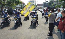 Polisi dan Yayasan di Surabaya Bagikan 5 Ribu Paket Sembako ke Warga