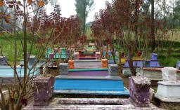 Kerukunan Umat Beragama pada Makam Warna di Pasuruan