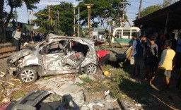 Mobil Berisi Satu Keluarga Disambar KA Komuter, Satu Orang Tewas
