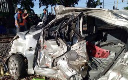 Ini Kronologi Mobil Disambar KA Komuter yang Tewaskan Satu Orang