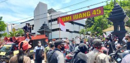Massa Tolak Silaturahmi Akbar KAMI di Surabaya