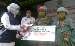 Serahkan Bantuan, Khofifah Minta Warga Pasuruan Tak Gunakan untuk Judi