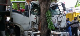 Tabrakan Beruntun 10 Kendaraan di Gresik, Sopir Dump Truk Terjepit