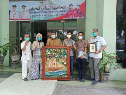 Pelukis Muda ini Sumbangkan Karyanya untuk Nakes Covid-19