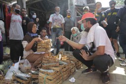 Kunjungi Pasar Wage Jetis, Ipong Muchlissoni Tampung Aspirasi Pedagang