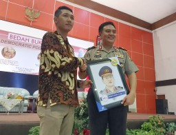 Kapolri Beri Tugas Polisi Jaman Now Lewat Buku Democratic Policing