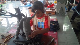 Keren! Banyuwangi Miliki Generasi Anak Pembuat Patung