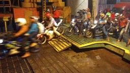 Semalam, 23 Ribu Pemudik Roda Empat Dominasi Pelabuhan Ketapang 