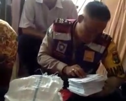 Warga Nginden Temukan Karung Berisi Kartu Indonesia Pintar