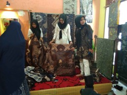 Ketua Bhayangkari Polda Jatim Terkesan Batik Ponorogo