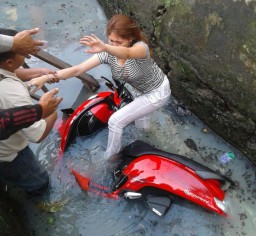 Aduh, Neng Silvy Seksi Kecemplung Selokan