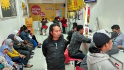 Kartu Diblokir, Gerai Operator Seluler 'Digeruduk' Pelanggan