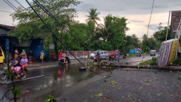 Angin Puting Beliung Meluluhlantakkan 4 Desa di Blitar, 1 Orang tewas