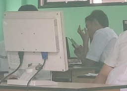 Tercyduk Lagi, Siswa di Surabaya Asik Main HP  Saat UNBK