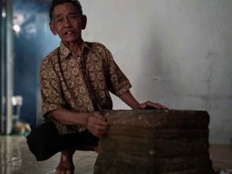 Kakek Sikin Tak  Sadar Simpan Benda Bersejarah Selama 50 Tahun
