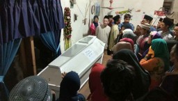 Isak Tangis Keluarga Iringi Pemakaman Korban Tol Runtuh Manado