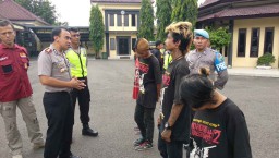 Anak Punk ini Hanya Cengengesan Saat Diminta Lafalkan Pancasila