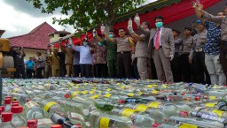 Polres Blitar Kota Musnahkan Ribuan Botol Miras