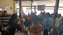 Balai Desa Jiwut Digeruduk, Camat Jamin Warga Dapat Sertifikat Tanah