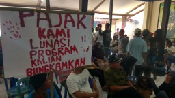 Warga Geruduk Balai Desa Jiwut, Tuntut Kades Tandatangani Sertifikat