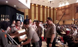 Kapolda Jatim Raih Beragam Penghargaan dari Kapolri dan Kemenpan-RB 