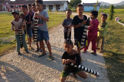 Gantikan Petasan, Anak-Anak Ini Berkreasi Ciptakan Mainan Bazoka