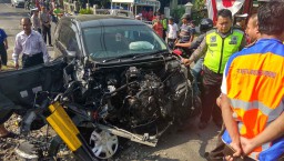 Berita Foto: Kereta Api Gajayana Sambar Minibus di Blitar